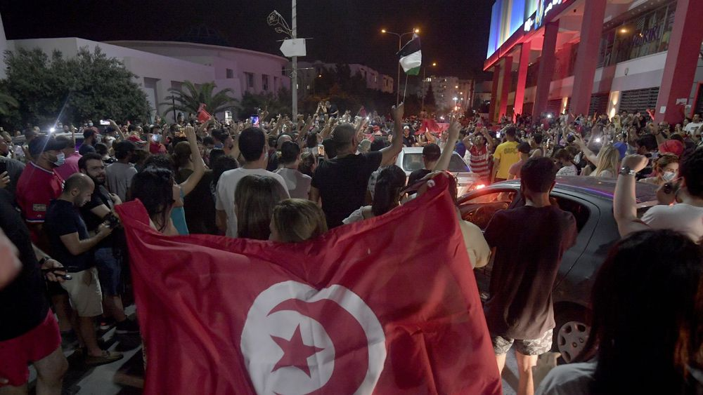 Tunisie: le président s'octroie le pouvoir exécutif, Ennahdha dénonce un  "coup d'Etat" - L'Express