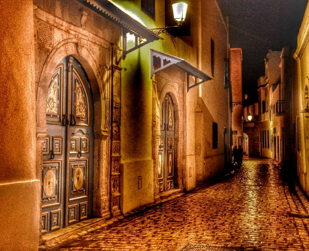 Tunisie côté mer - Médina de Tunis by night (photo Noomen Daoud) | Tunis,  Road, Alley