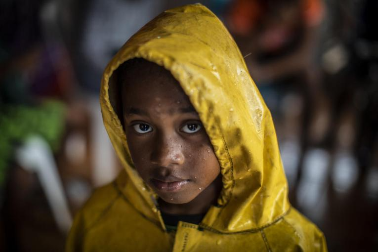 Une fille se protège des fortes pluies en portant un imperméable. Elle rentre chez elle après avoir quitté un abri suite au passage de l'ouragan Lota au Nicaragua, à Bilwi, le 16 novembre 2020.