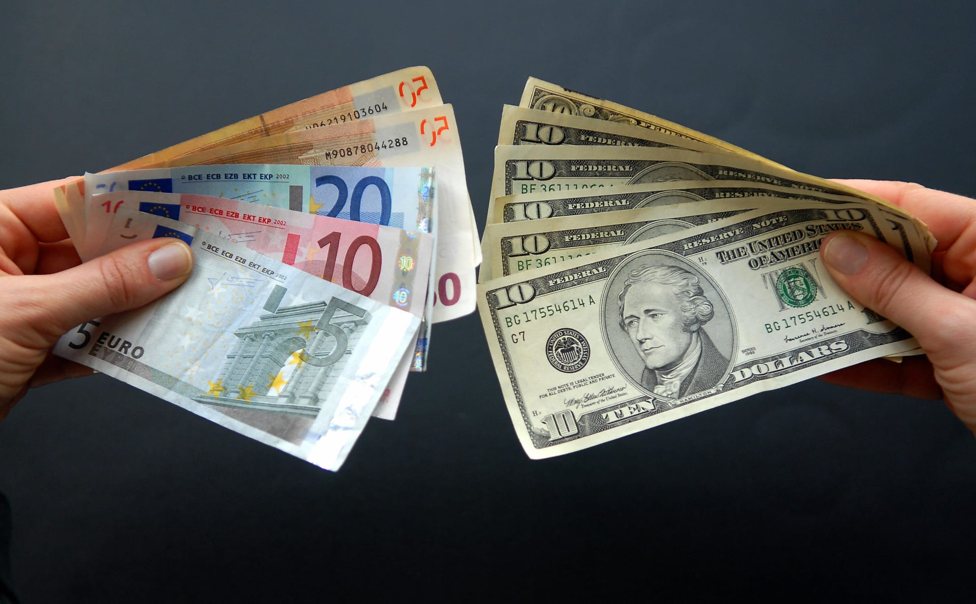 انخفاض اليورو بأكثر من 8٪ مقابل الدولار الأمريكي - CNN Arabic