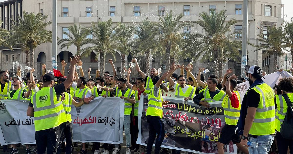 Des manifestants furieux attaquent le parlement dans l'est de la Libye -  Teknomers Nouvelles