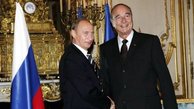 الرئيس الفرنسي إيمانويل ماكرون يفكر جديا في سحب وسام الشرف الفرنسي الرفيع  من فلاديمير بوتين - BBC News عربي